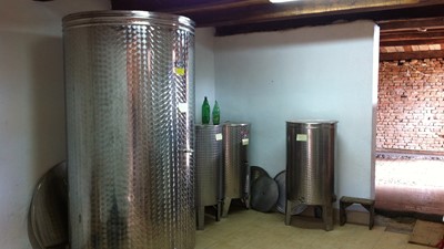 Prvo vino u novoj vinariji 2013.JPG